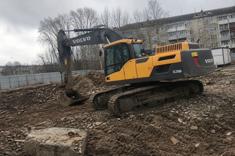 Экскаватор на площадке